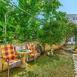 Apartman A 2 Comfortable W Terrace & Garden Near