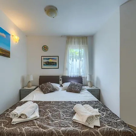 Apartman A 2 Comfortable W Terrace & Garden Near Split