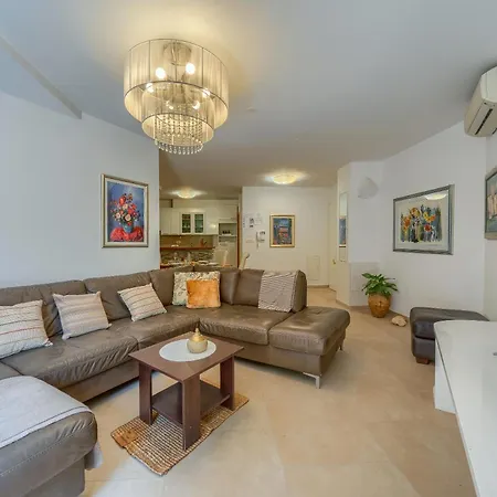 A 2 Comfortable W Terrace & Garden Near Apartmán *