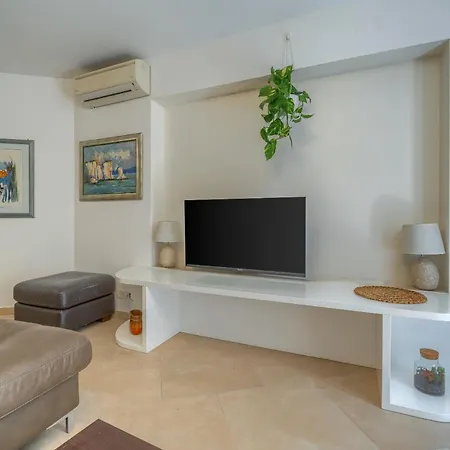 Apartmán A 2 Comfortable W Terrace & Garden Near