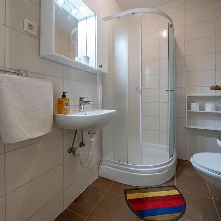 Apartmán A 2 Comfortable W Terrace & Garden Near *