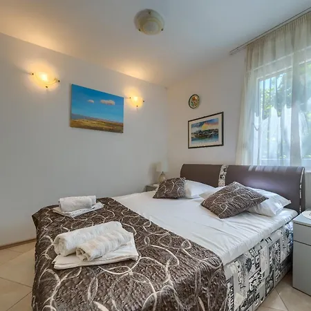 A 2 Comfortable W Terrace & Garden Near * Split