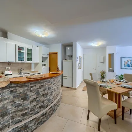 Apartmán A 2 Comfortable W Terrace & Garden Near Split