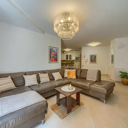 Apartment A 2 Comfortable W Terrace & Garden Near