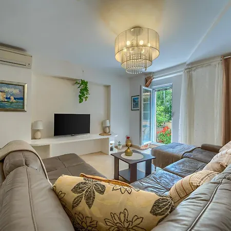 A 2 Comfortable W Terrace & Garden Near דירה *