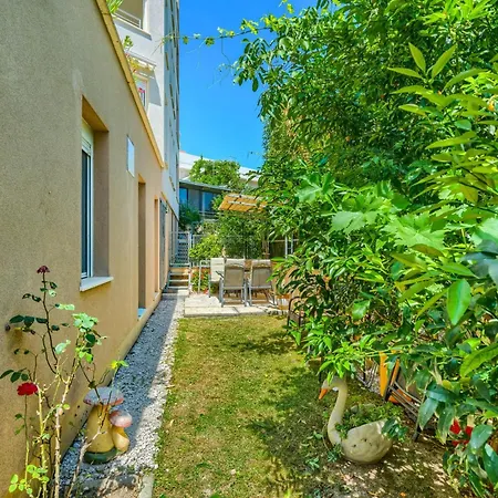 A 2 Comfortable W Terrace & Garden Near ספליט