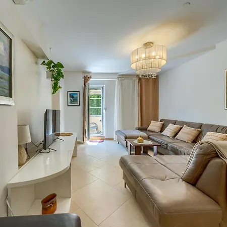 A 2 Comfortable W Terrace & Garden Near דירה ספליט
