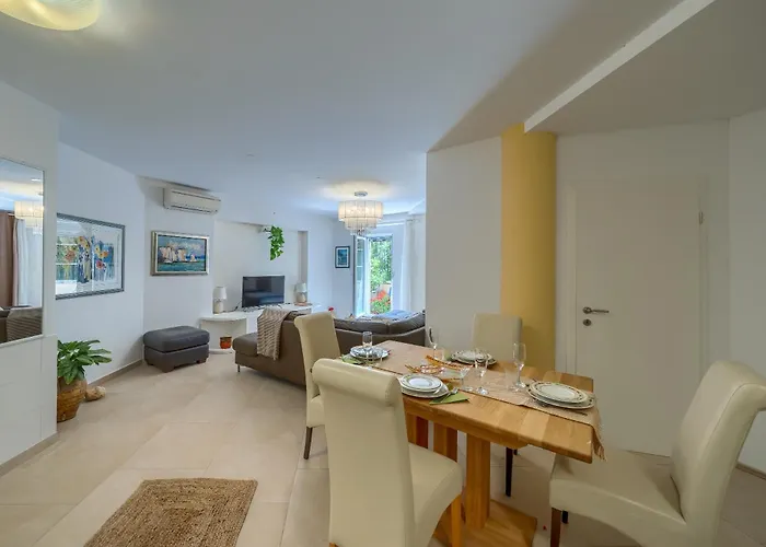 A 2 Comfortable W Terrace & Garden Near * Split