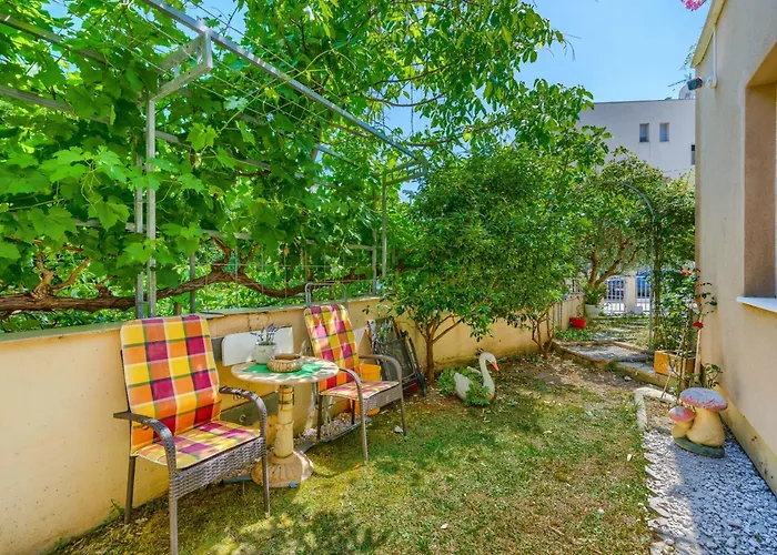 Apartment A 2 Comfortable W Terrace & Garden Near