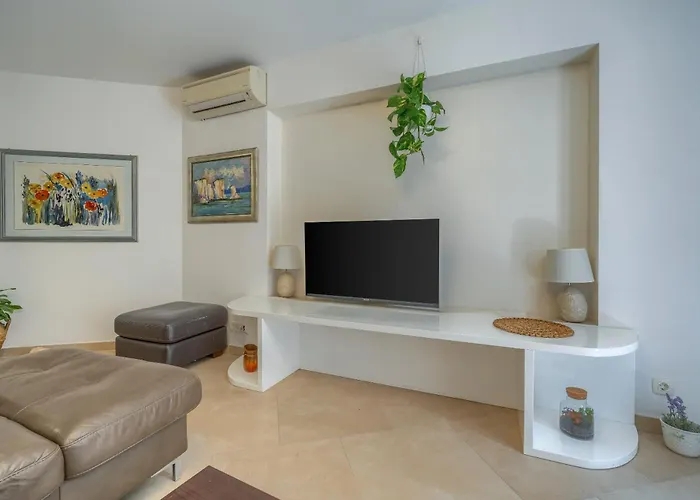 Apartment A 2 Comfortable W Terrace & Garden Near