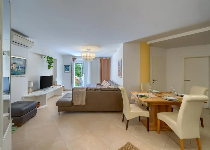 Apartment A 2 Comfortable W Terrace & Garden Near *