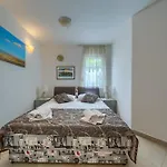 A 2 Comfortable W Terrace & Garden Near Apartment
