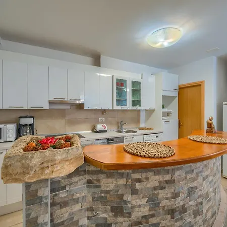 A 2 Comfortable W Terrace & Garden Near Apartment Split